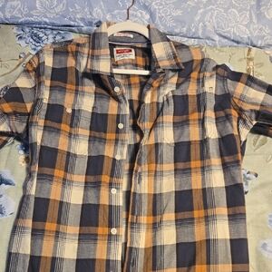 Wrangler Men’s Navy and Tan Plaid Button-Up Shirt